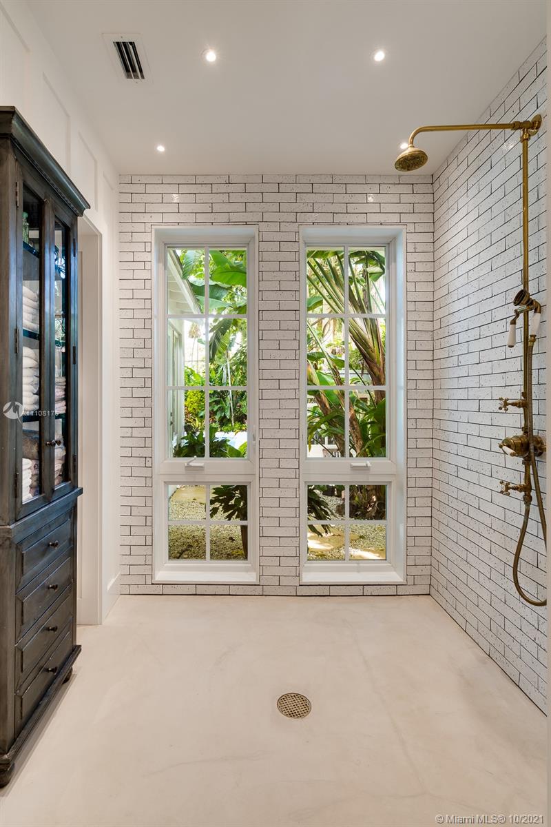 COCONUT GROVE MANOR - Residential