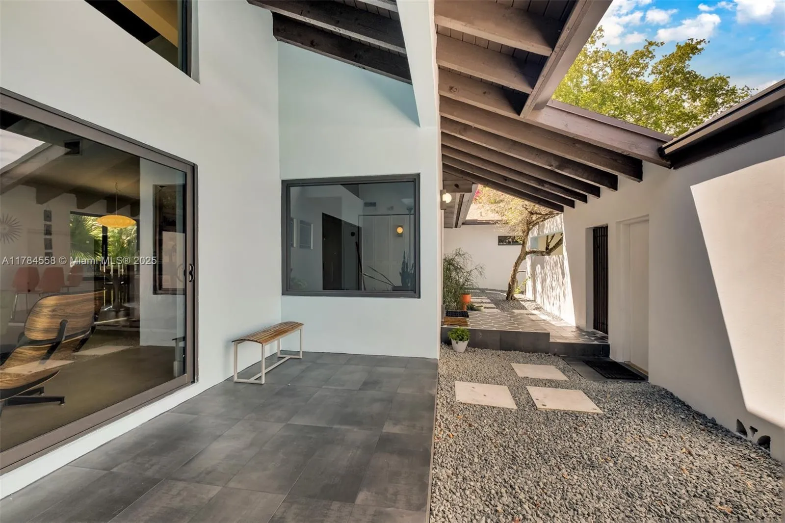 Palmetto Bay, Florida 33157, United States, 4 Bedrooms Bedrooms, ,3 BathroomsBathrooms,Residential,Pending,109389