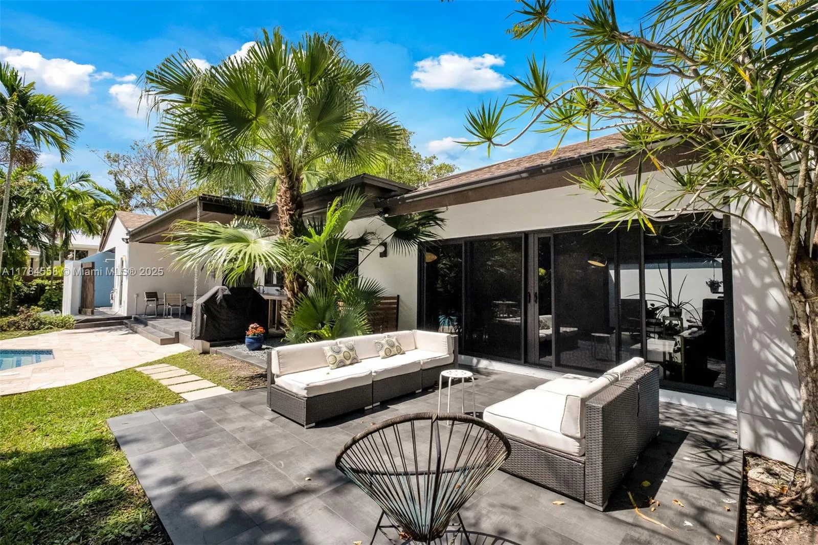 Palmetto Bay, Florida 33157, United States, 4 Bedrooms Bedrooms, ,3 BathroomsBathrooms,Residential,Pending,109389