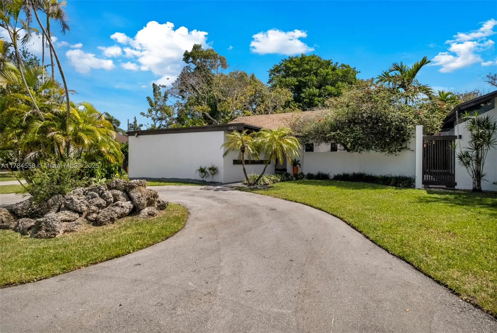 Palmetto Bay, Florida 33157, United States, 4 Bedrooms Bedrooms, ,3 BathroomsBathrooms,Residential,Pending,109389