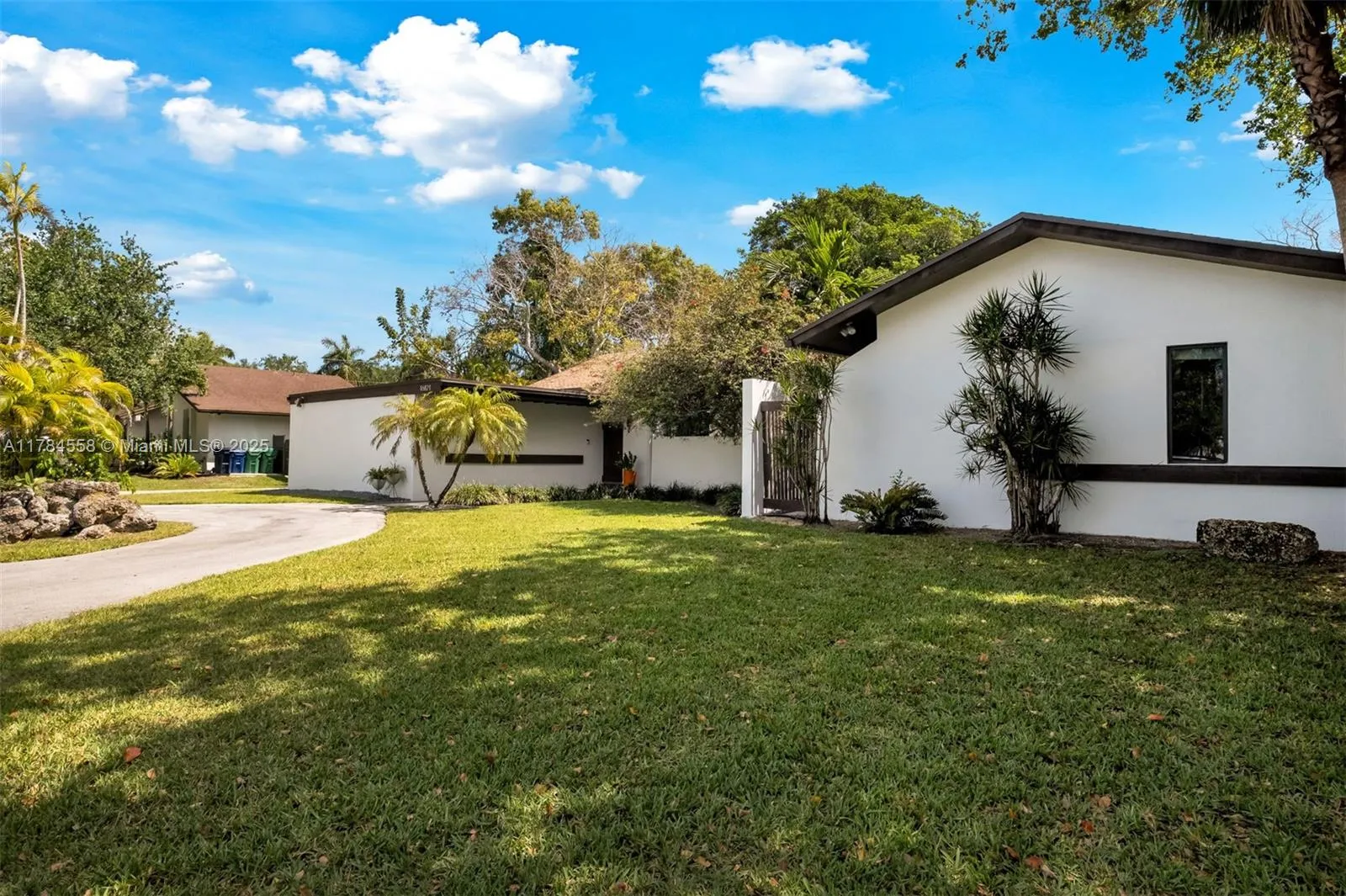 Palmetto Bay, Florida 33157, United States, 4 Bedrooms Bedrooms, ,3 BathroomsBathrooms,Residential,Pending,109389