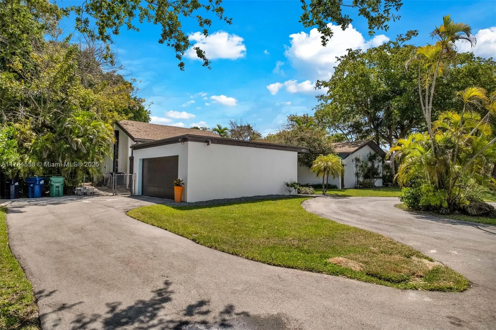 Palmetto Bay, Florida 33157, United States, 4 Bedrooms Bedrooms, ,3 BathroomsBathrooms,Residential,Pending,109389