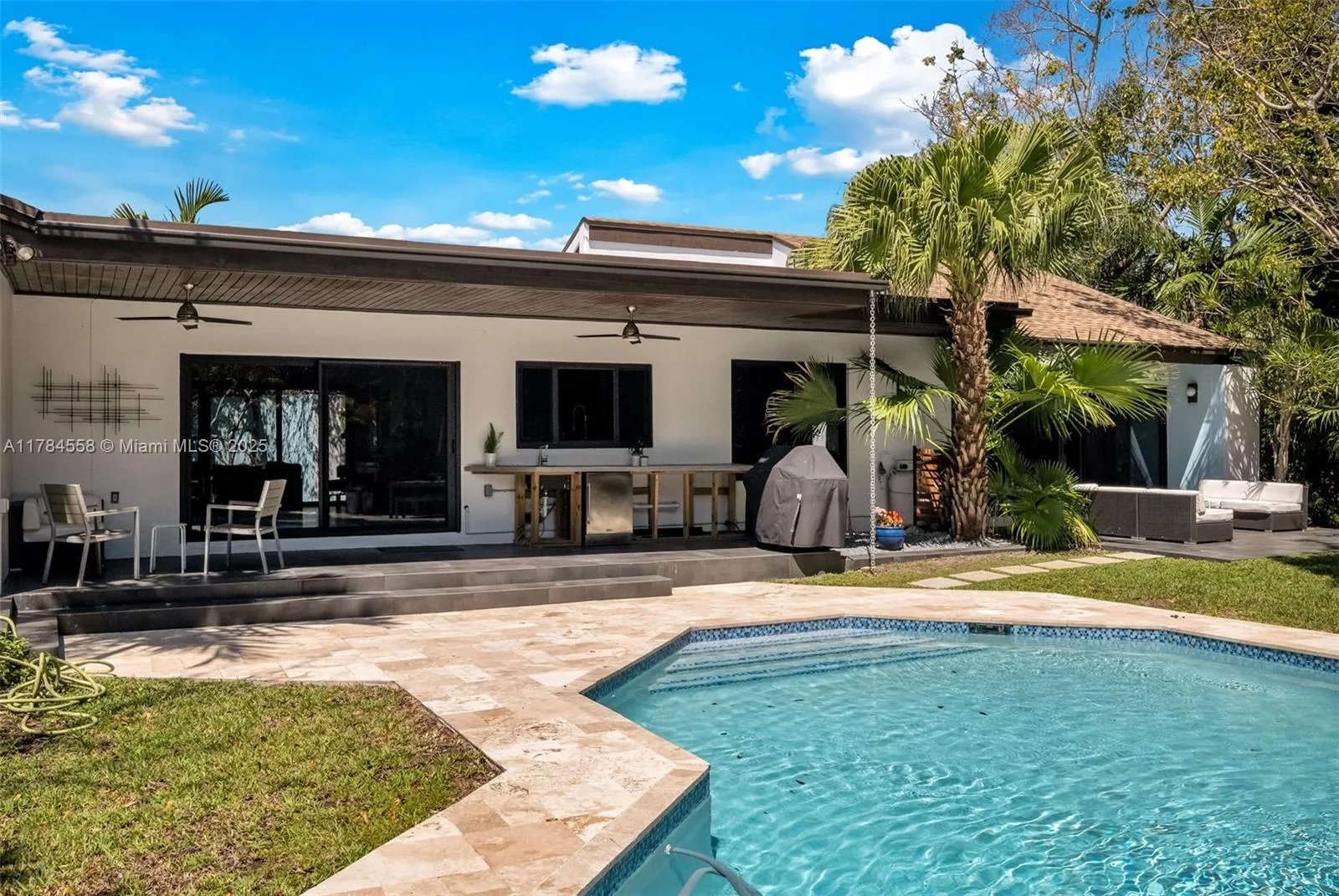 Palmetto Bay, Florida 33157, United States, 4 Bedrooms Bedrooms, ,3 BathroomsBathrooms,Residential,Pending,109389