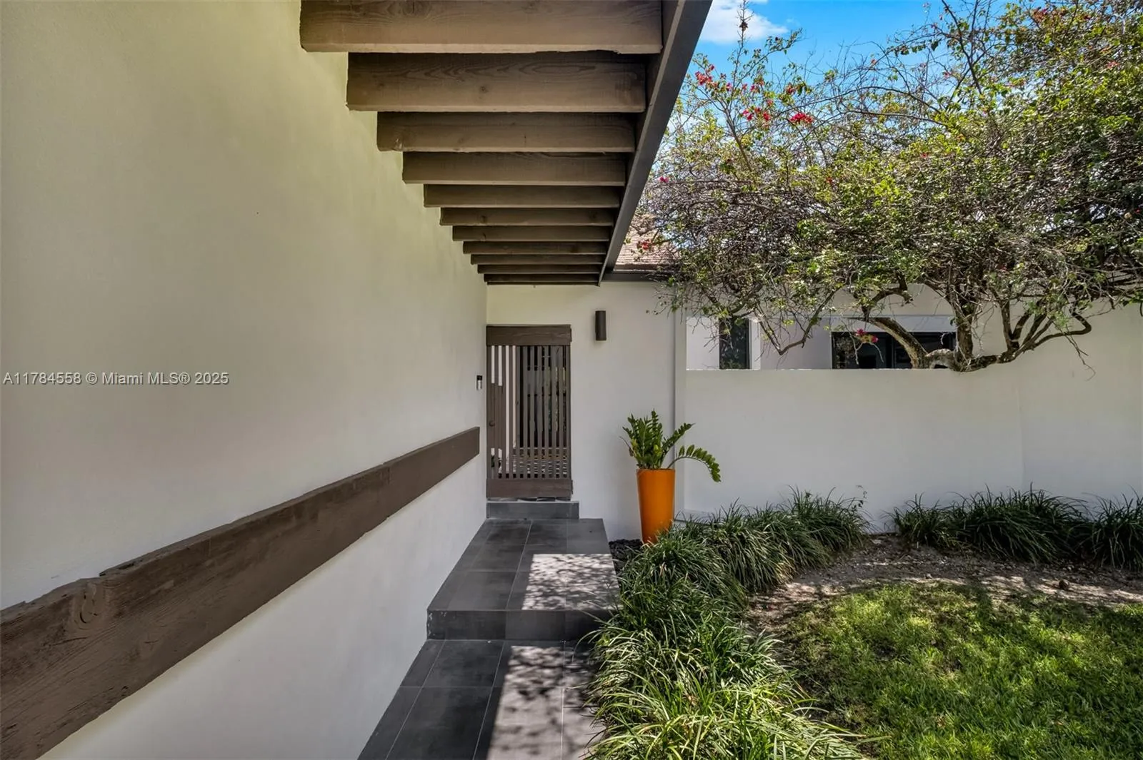 Palmetto Bay, Florida 33157, United States, 4 Bedrooms Bedrooms, ,3 BathroomsBathrooms,Residential,Pending,109389