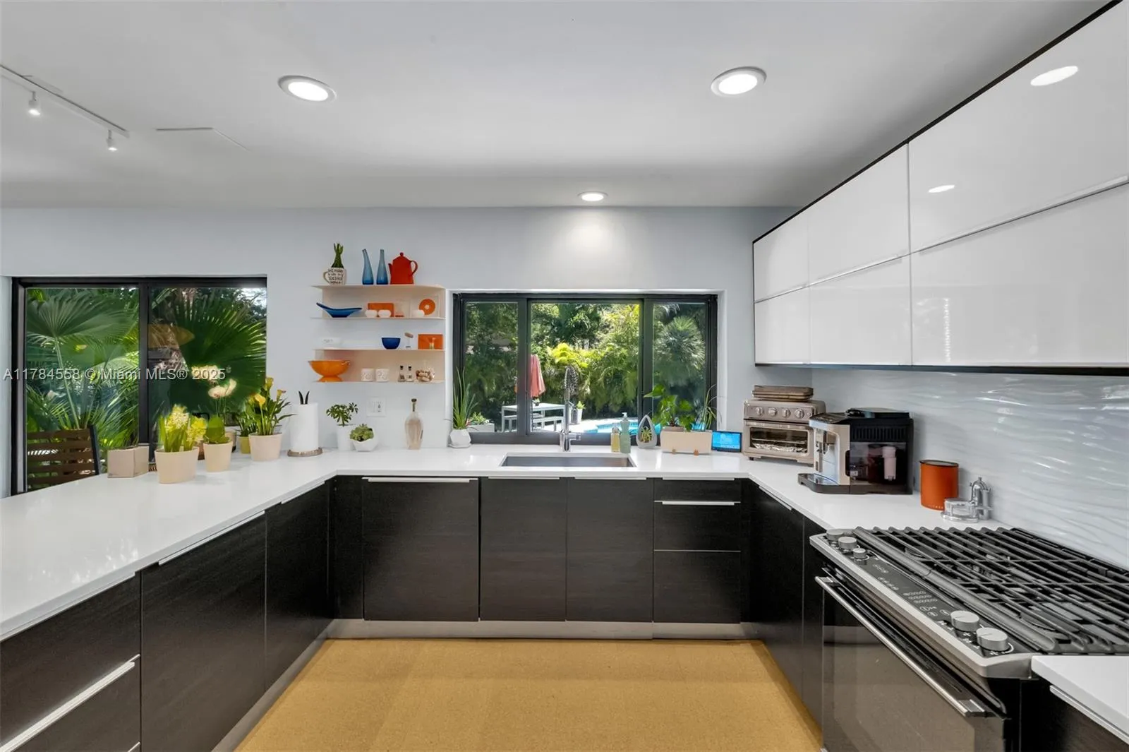 Palmetto Bay, Florida 33157, United States, 4 Bedrooms Bedrooms, ,3 BathroomsBathrooms,Residential,Pending,109389