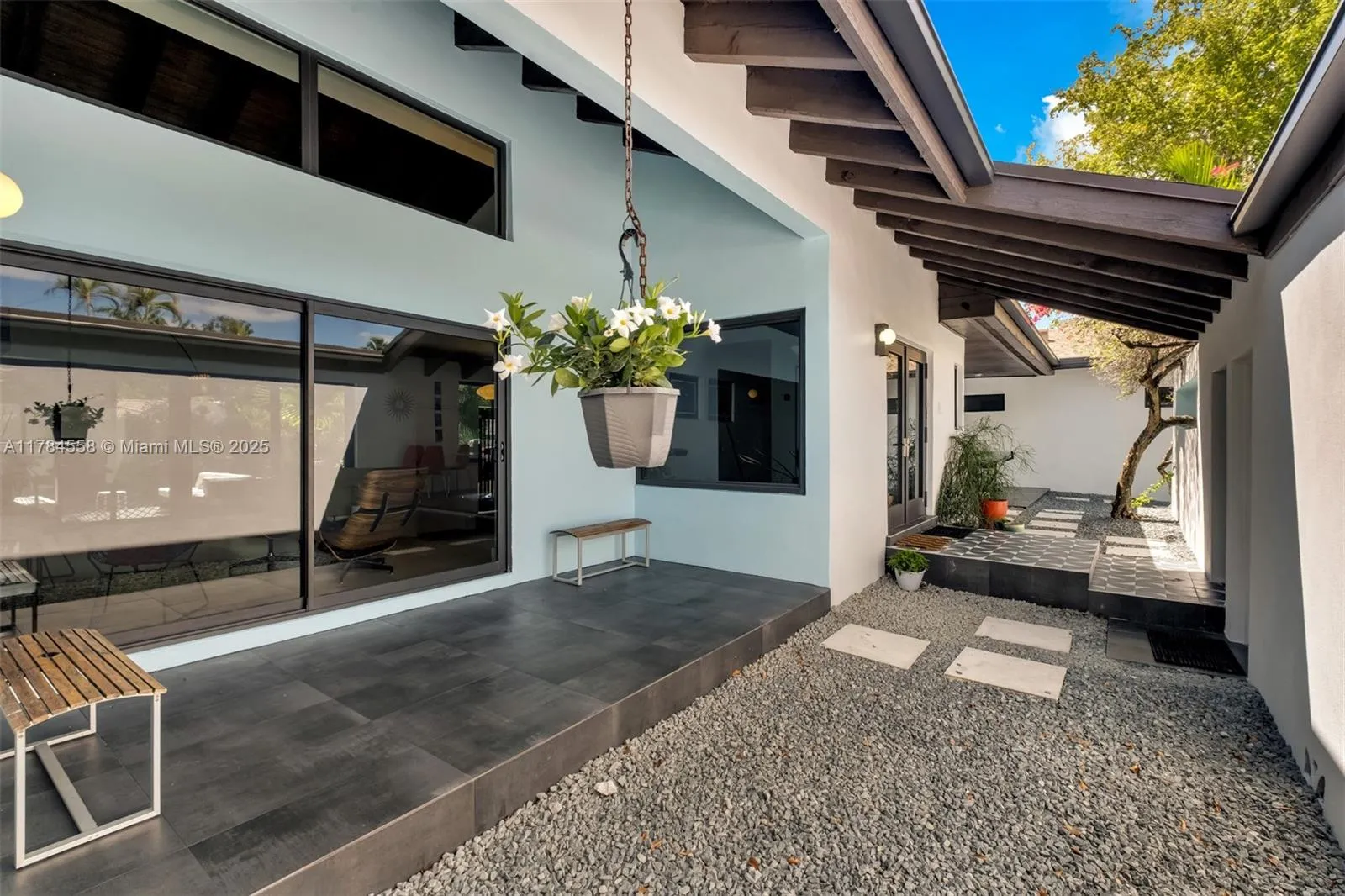 Palmetto Bay, Florida 33157, United States, 4 Bedrooms Bedrooms, ,3 BathroomsBathrooms,Residential,Pending,109389