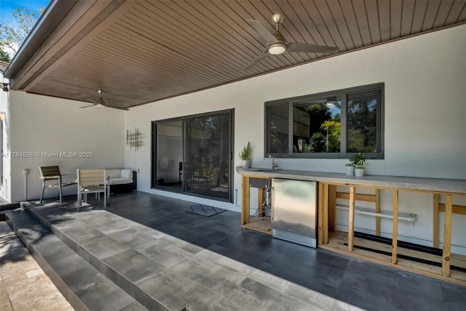 Palmetto Bay, Florida 33157, United States, 4 Bedrooms Bedrooms, ,3 BathroomsBathrooms,Residential,Pending,109389