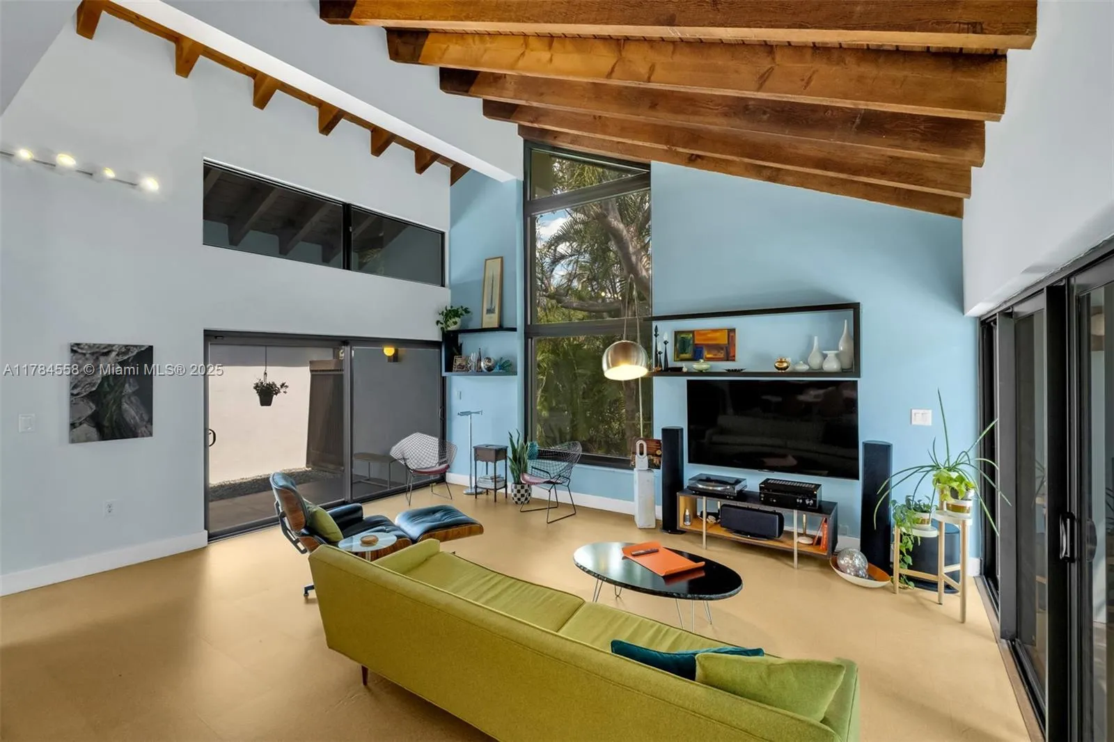 Palmetto Bay, Florida 33157, United States, 4 Bedrooms Bedrooms, ,3 BathroomsBathrooms,Residential,Pending,109389