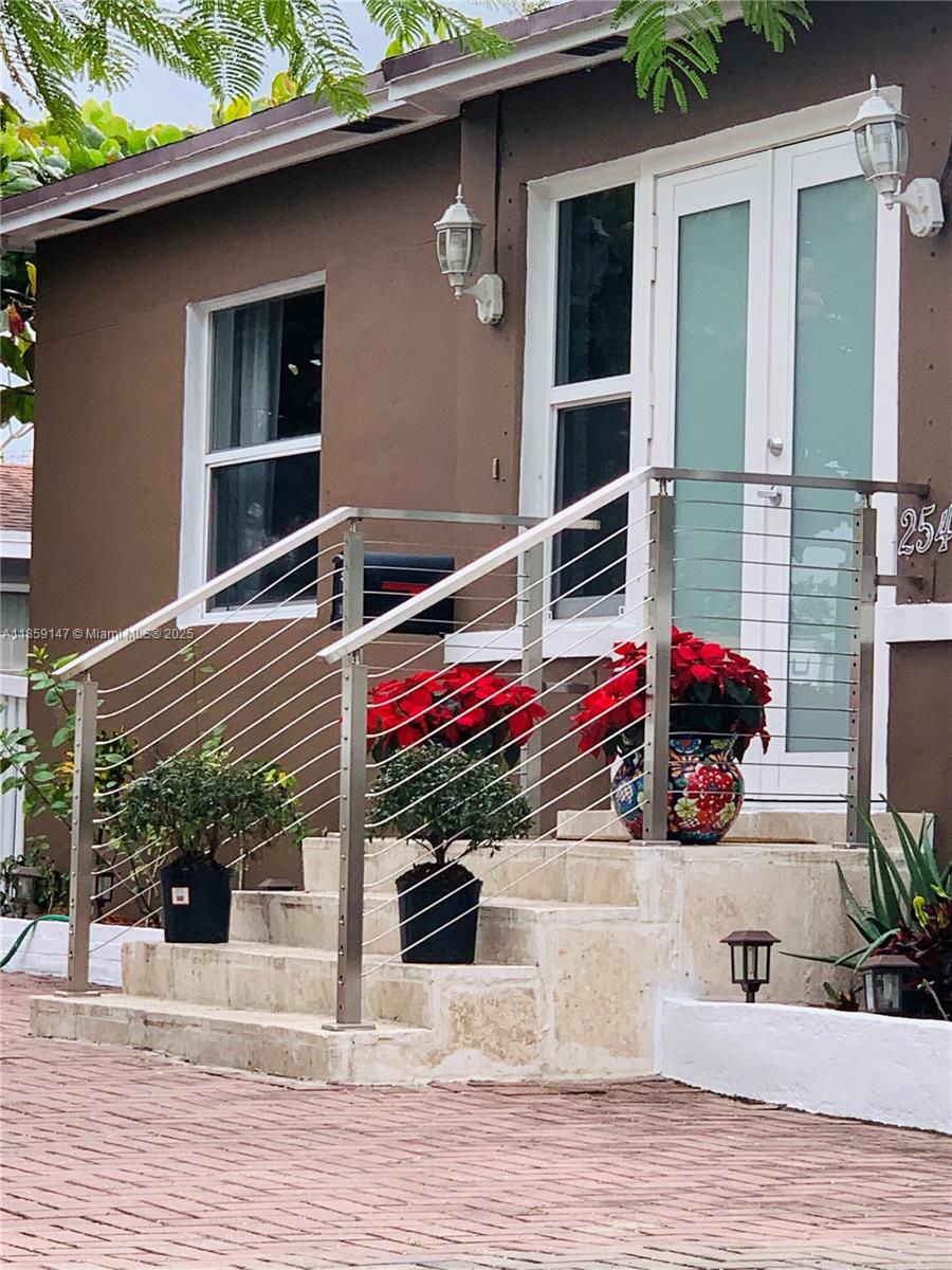 HOLLYWOOD LITTLE RANCHES - Residential