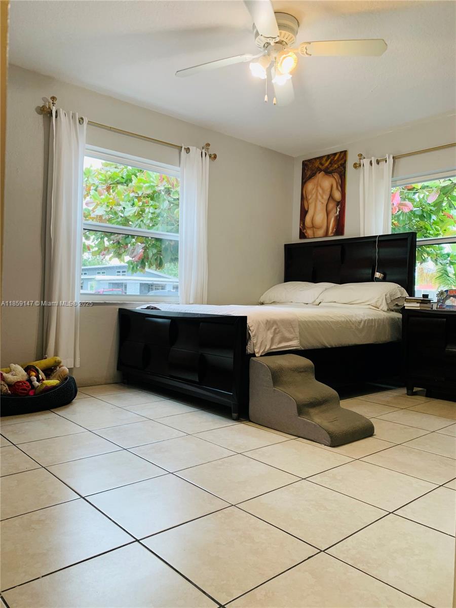 HOLLYWOOD LITTLE RANCHES - Residential