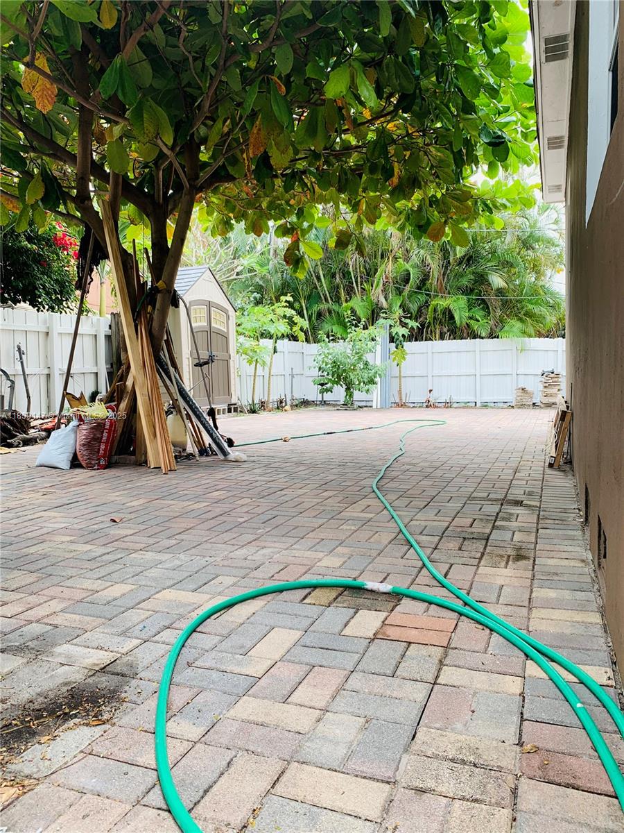 HOLLYWOOD LITTLE RANCHES - Residential