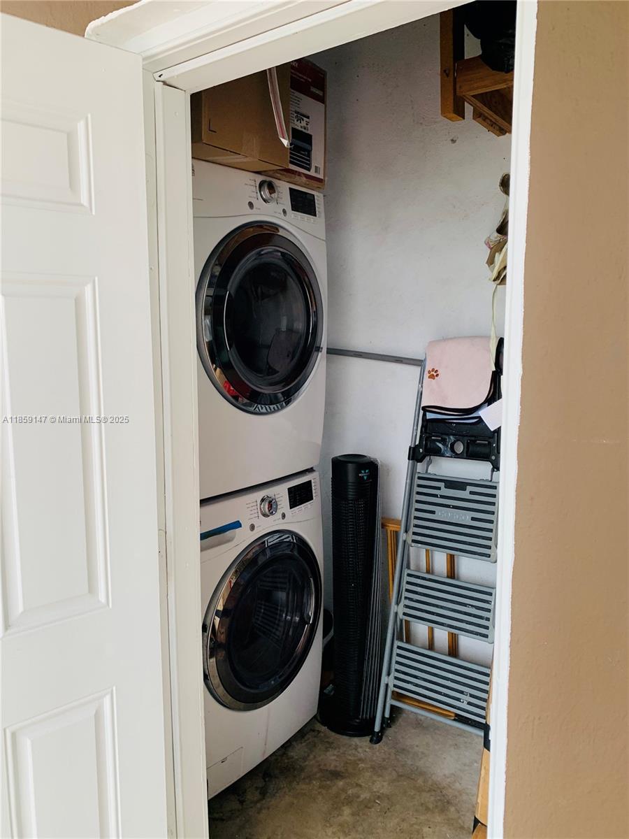 HOLLYWOOD LITTLE RANCHES - Residential