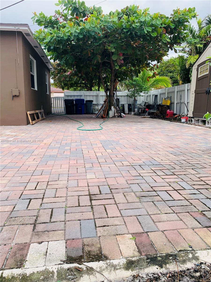 HOLLYWOOD LITTLE RANCHES - Residential