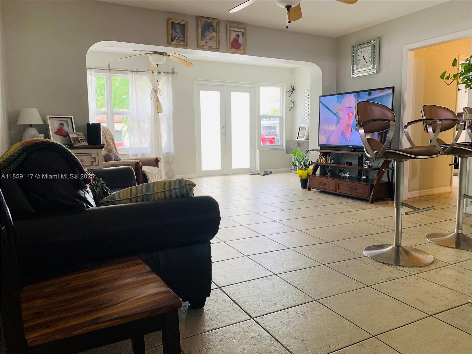 HOLLYWOOD LITTLE RANCHES - Residential