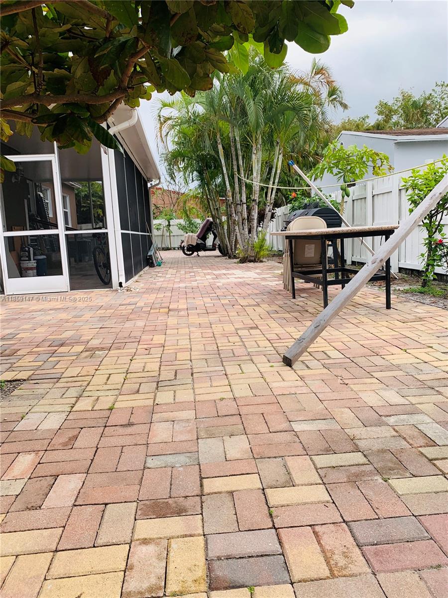 HOLLYWOOD LITTLE RANCHES - Residential