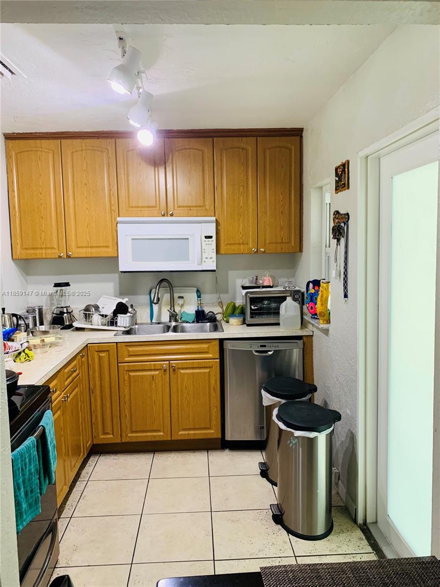 HOLLYWOOD LITTLE RANCHES - Residential