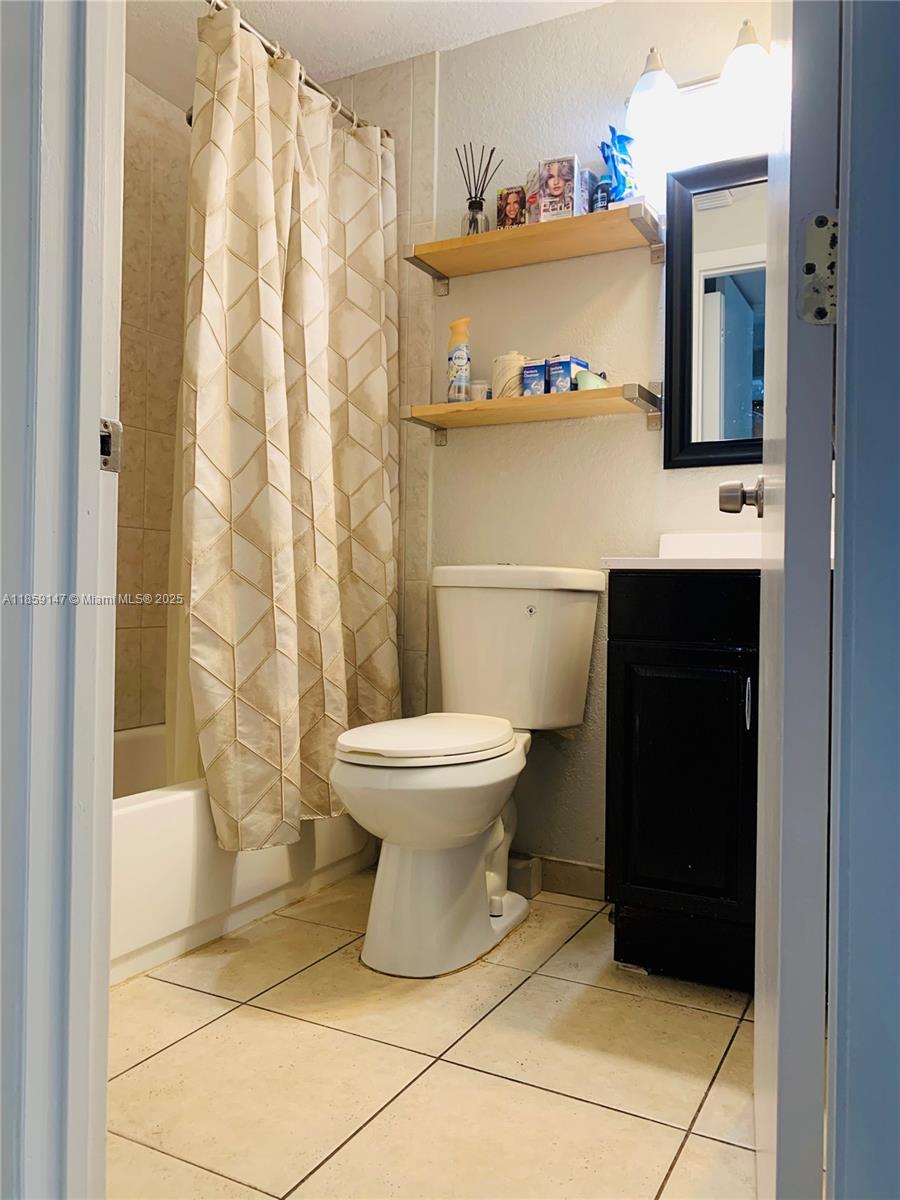 HOLLYWOOD LITTLE RANCHES - Residential