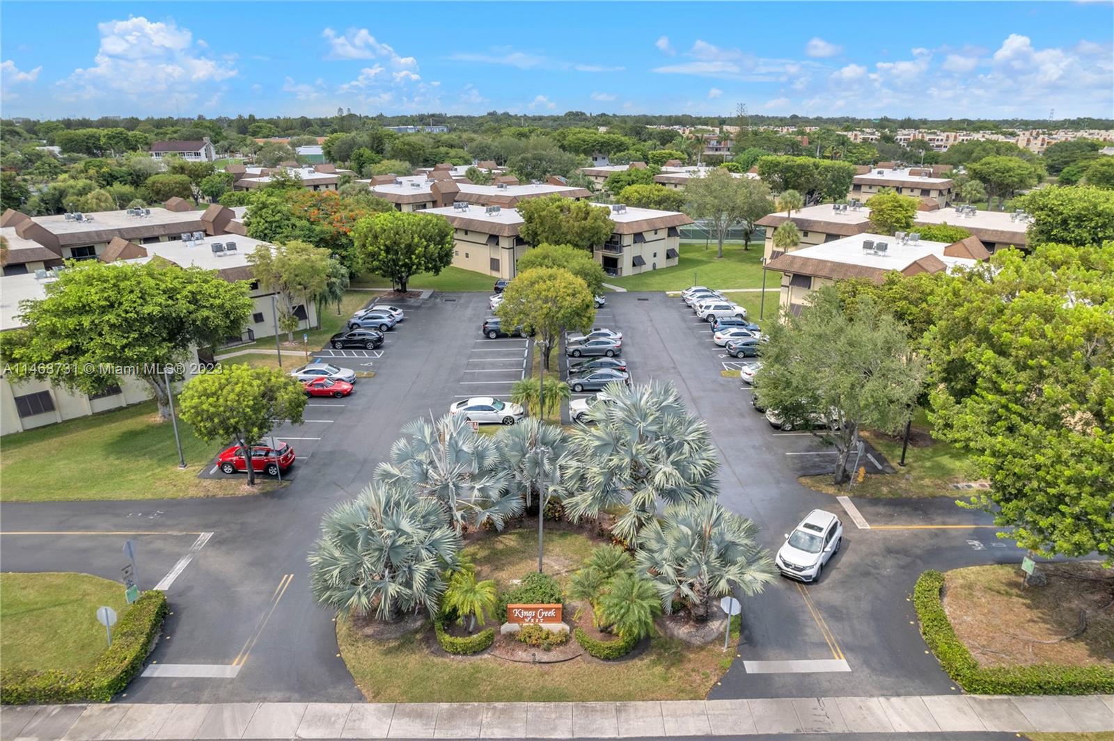 Rarely available One Bedroom condo in the highly desirable and centrally located Kings Creek West Condo. spacious layout featuring newer appliances, community pool and conveniently located near Dadeland's shopping, dining and entertainment.