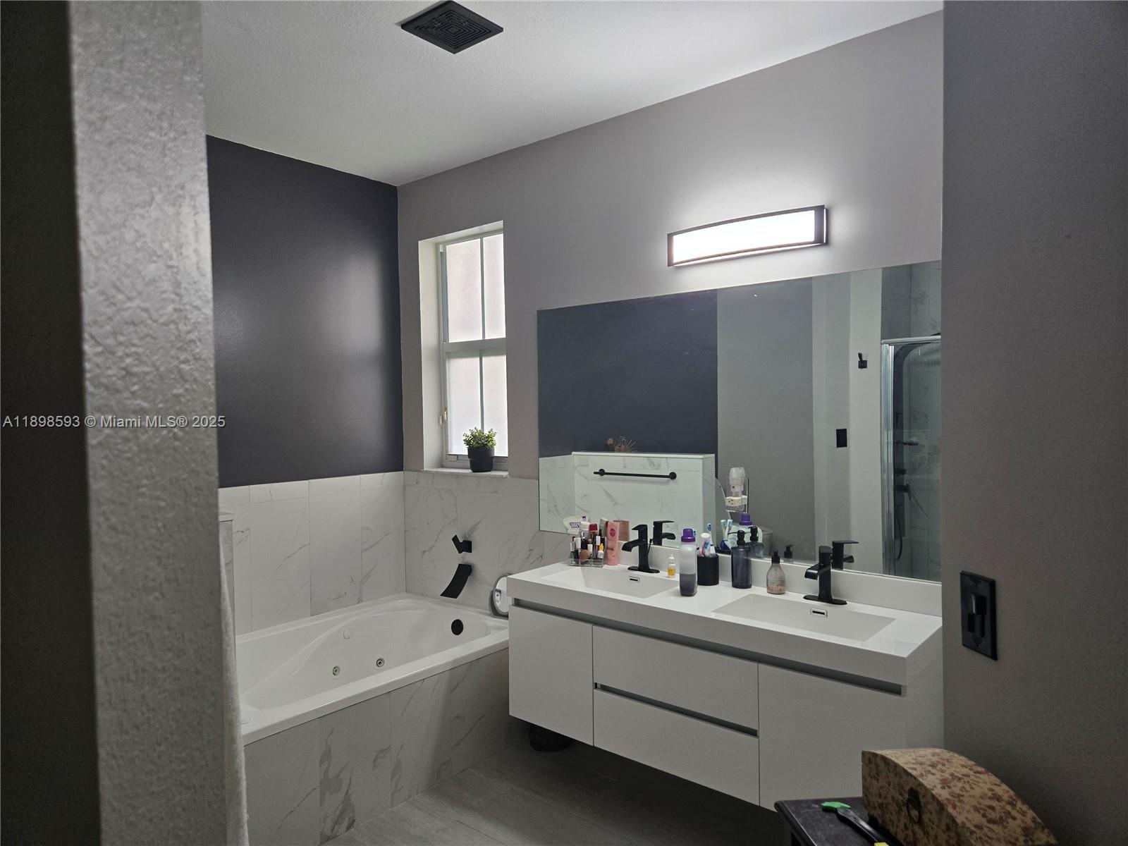 ISLANDS AT DORAL 1ST ADDN - Residential