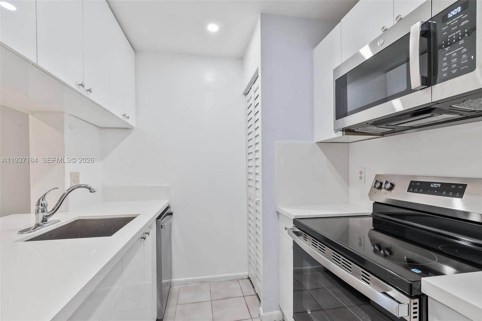 BANYAN TREE THREE CONDO - Residential