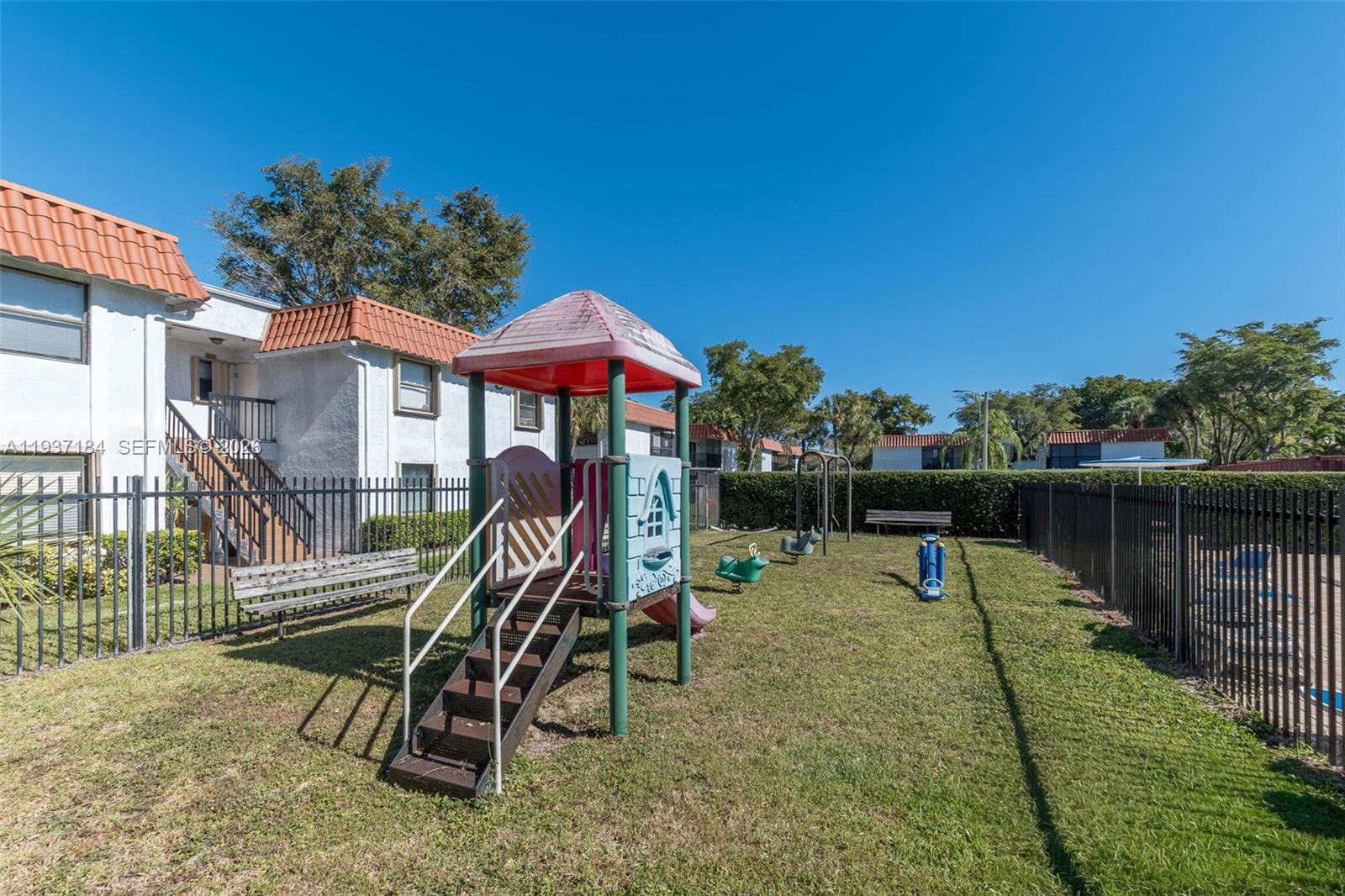 BANYAN TREE THREE CONDO - Residential