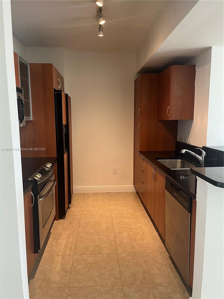 2 bedroom/ 2bath with open kitchen concept. doorman, pool and gym.
close to shopping and schools.