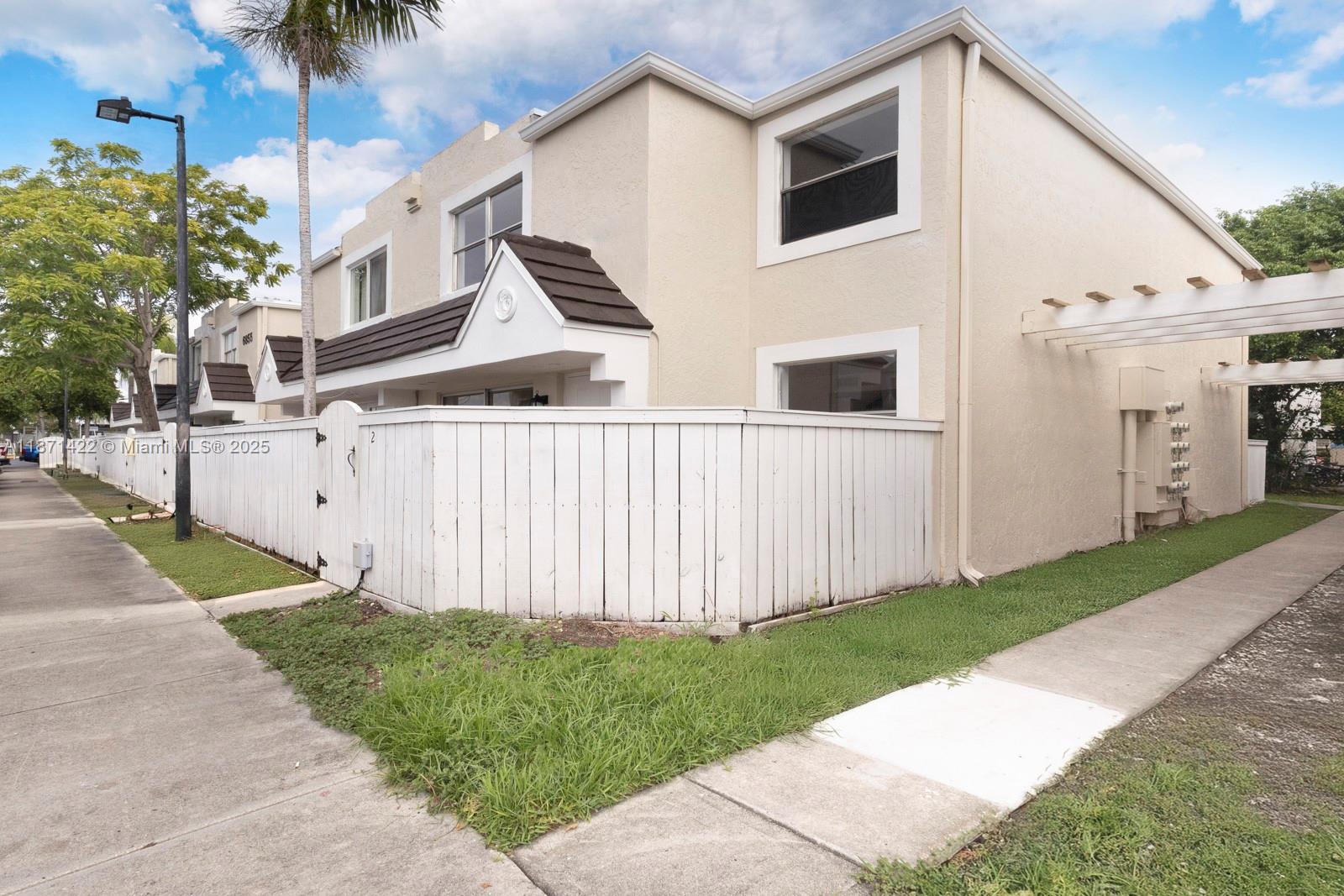 Freshly updated 2-bedroom, 2.5-bath townhouse in the quiet and secure Gables Point community. The home features remodeled kitchen cabinets and countertops, fully updated bathrooms, new impact windows, a brand-new AC unit, and in-unit laundry for added convenience.
Step outside to a low-maintenance turfed front patio, and enjoy assigned parking directly in front of the unit.