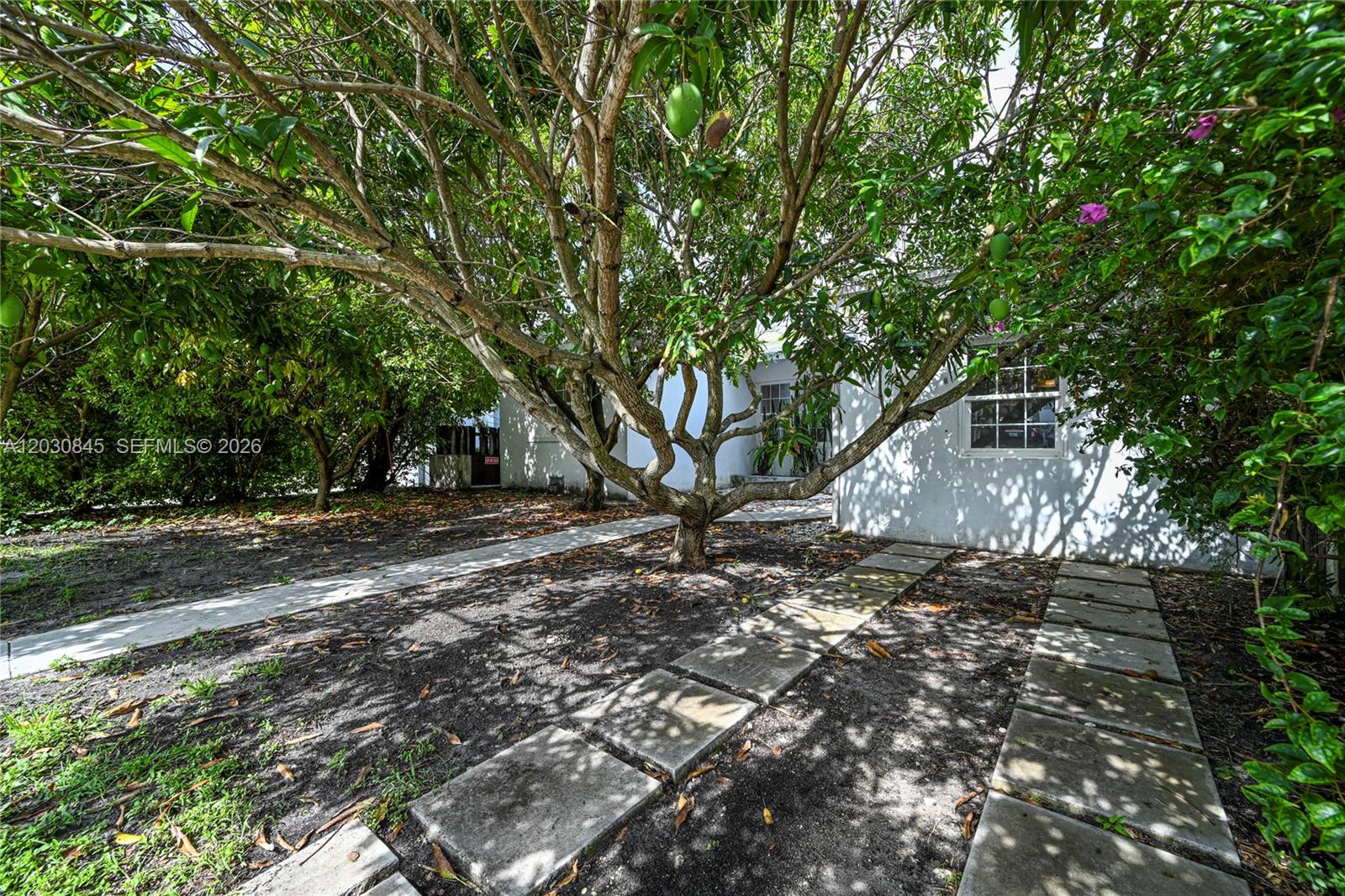 8942 Carlyle Ave