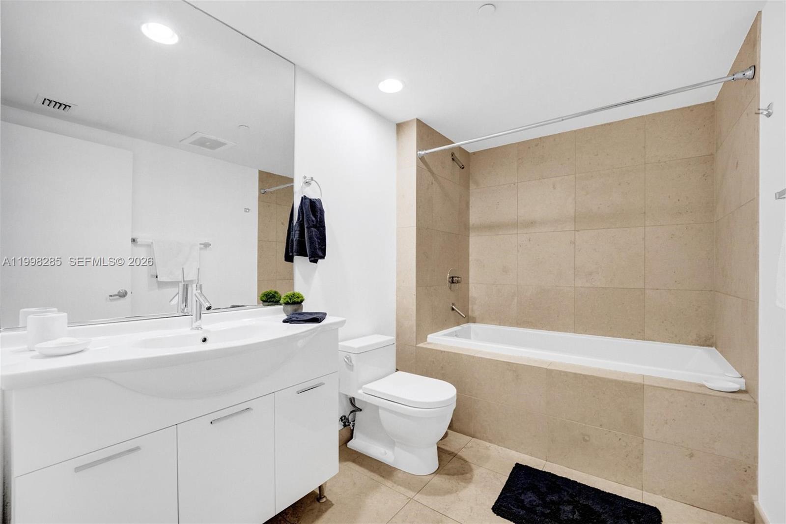 ICONBRICKELL CONDO NO 1 - Residential Lease