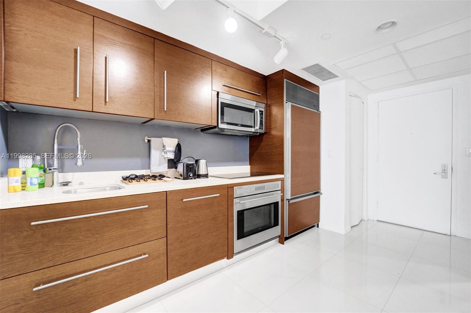 ICONBRICKELL CONDO NO 1 - Residential Lease