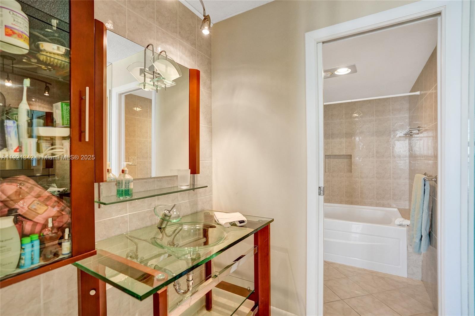 SILVER THATCH OCEAN CLUB - Residential