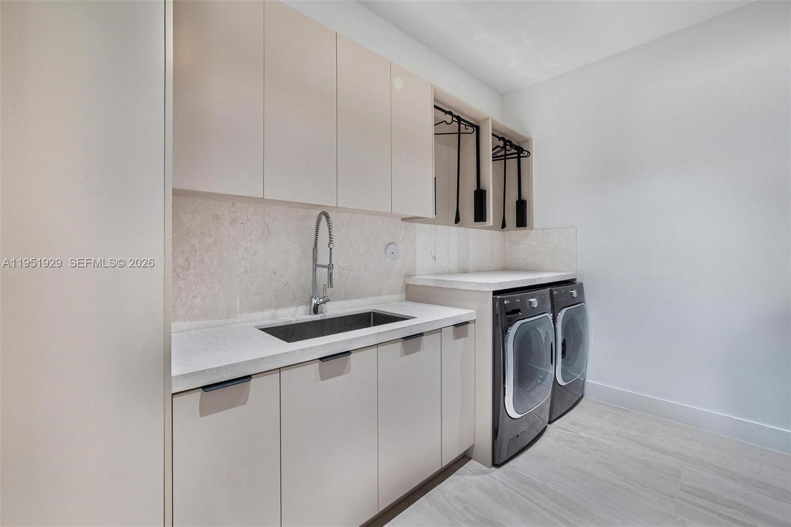 HOLLEMAN PARK PB 8-23 - Residential