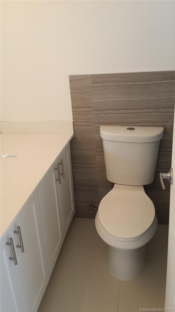 BAYSHORE YACHT & TENNIS C - Residential Lease