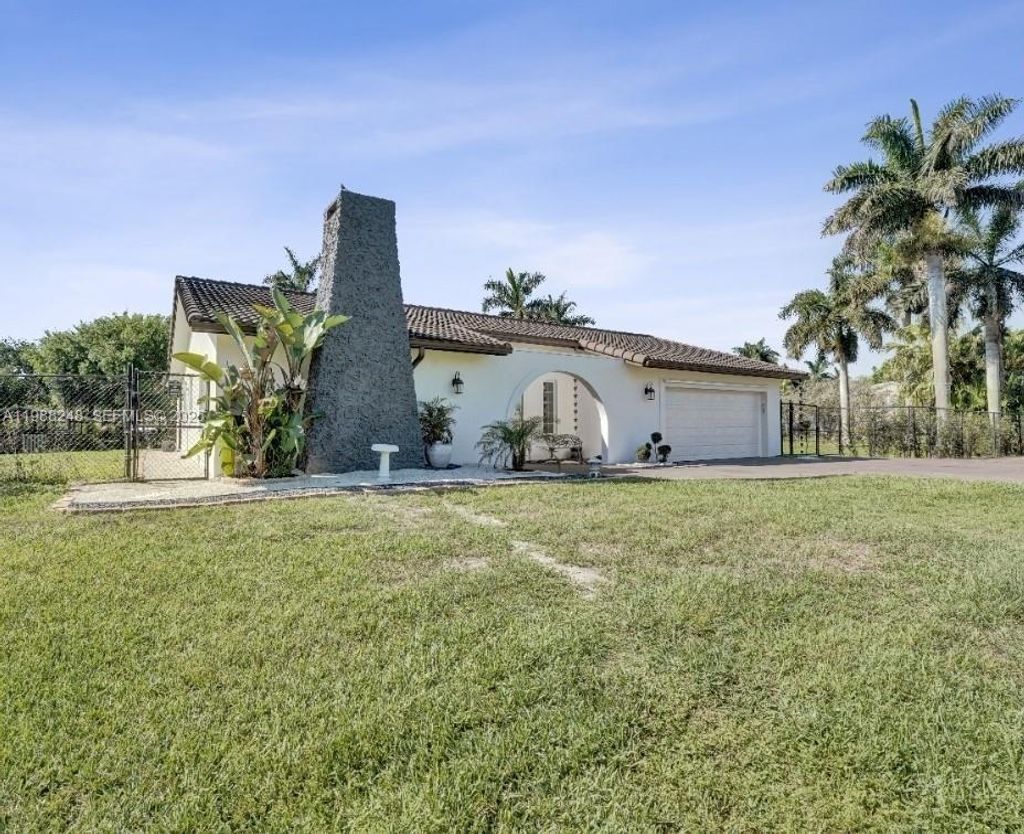 Photo of 4701 SW 110th Ave, Davie, FL 33328 (MLS # A11988248)