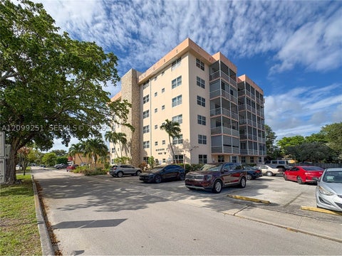 Photo of 1830 Dixieanna St #605, Hollywood, FL 33020 (MLS # A12099251)