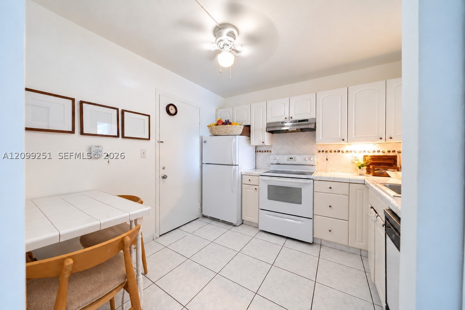 1830 Dixieanna St 605