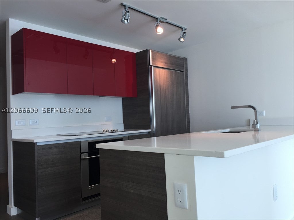 1100 S MIAMI AV 2911