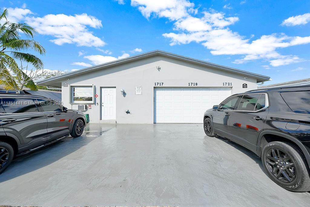 MANOR SQUARE - Residential Income