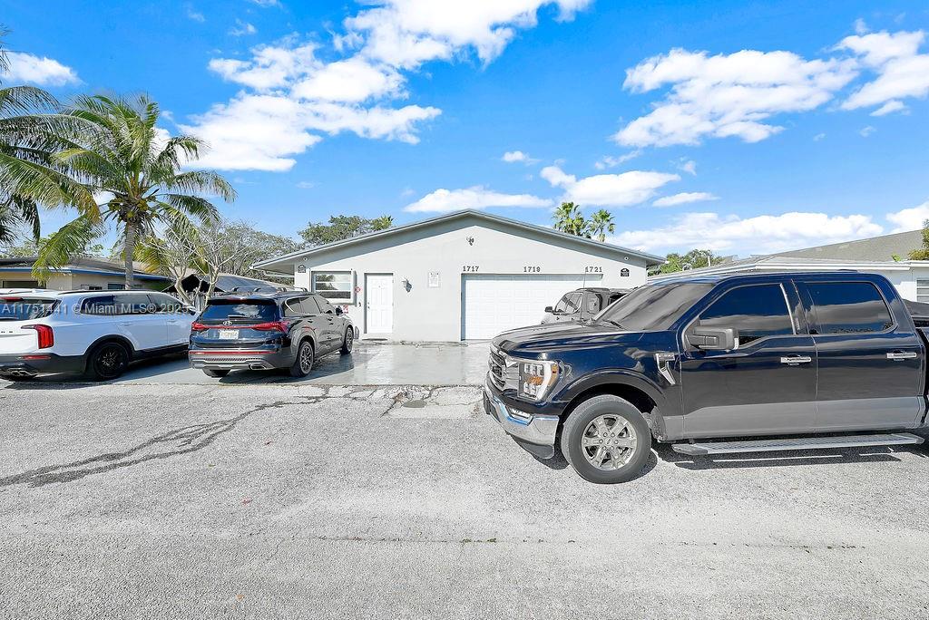 MANOR SQUARE - Residential Income