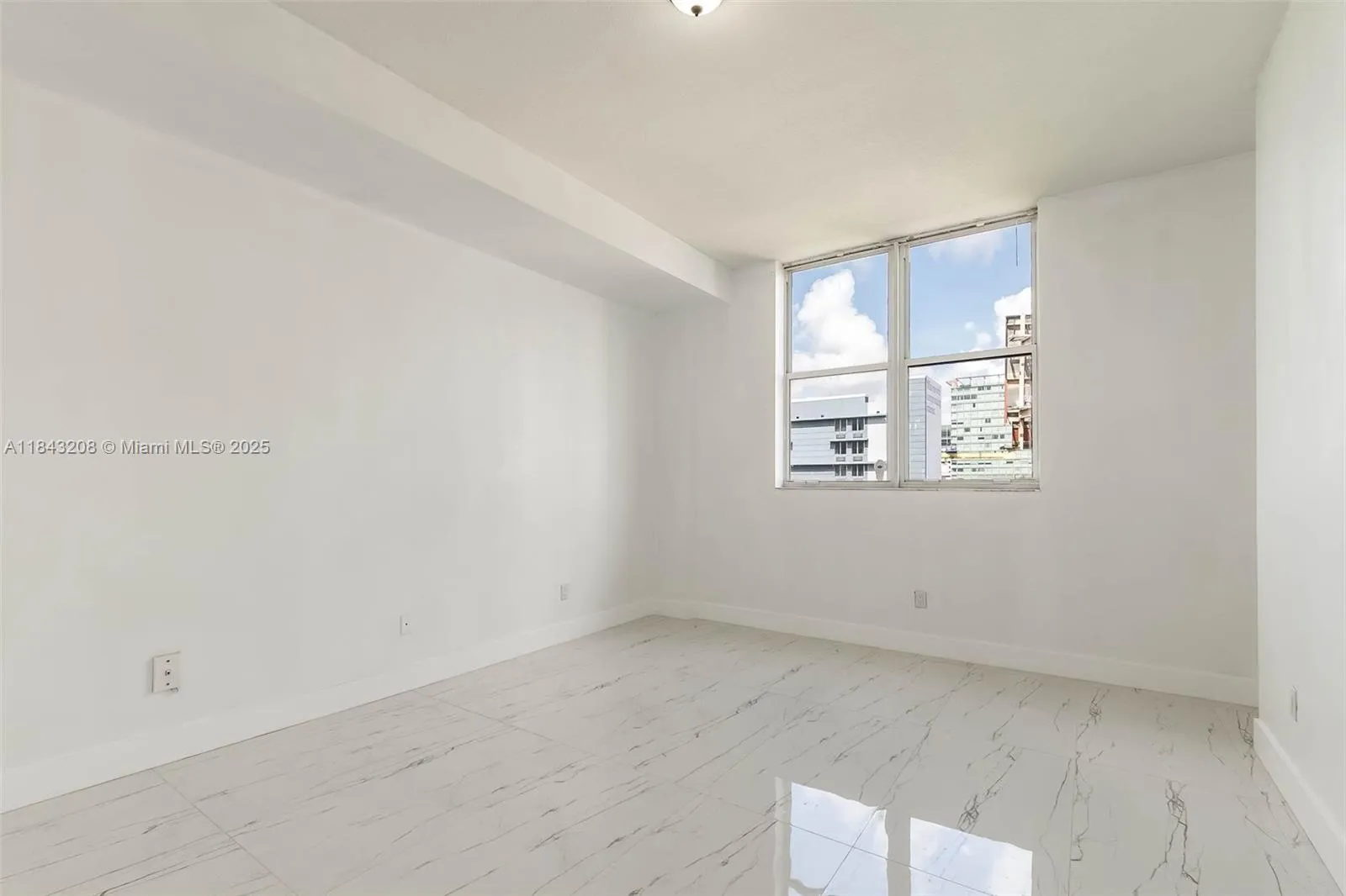 Miami, Florida 33136, United States, 1 Bedroom Bedrooms, ,1 BathroomBathrooms,Residential,Active,174037