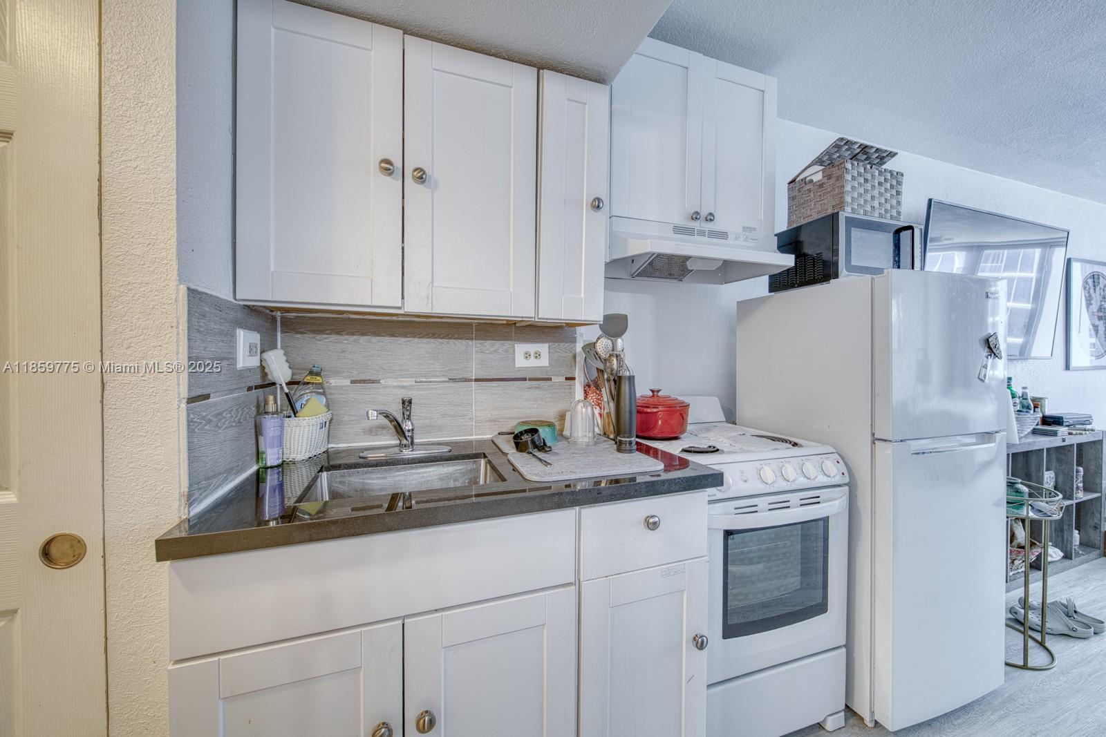 19201 Collins Ave 822