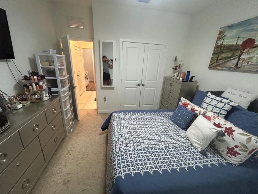 Spacious efficiency with a completely independent entrance. This unit offers a comfortable living-dining area with kitchen, a separate bedroom with door and closet, and a fully private bathroom. Includes space for two parking spots. Ideal for guests, in-laws, or as an independent living space.