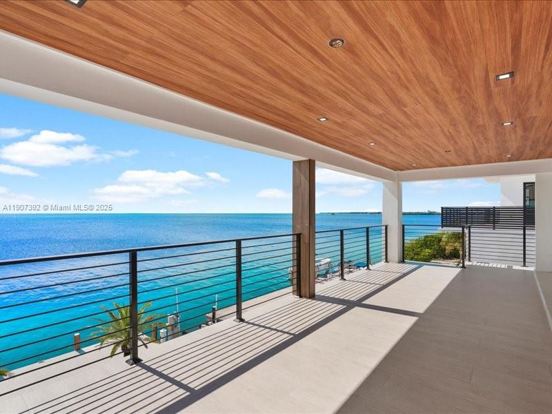 LARGO BEACH - Residential