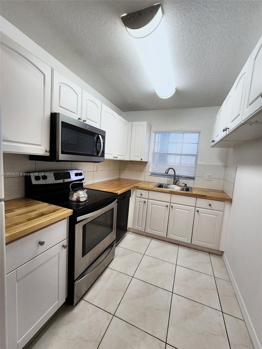 Cozy 1-bedroom unit in a small, pets' friendly community.
This freshly painted apartment features a private bedroom with a spacious walk-in closet, a separate living room, and an independent kitchen. Recently updated with minor repairs, everything is in excellent working order. The unit new A/C, an upgraded kitchen, and has just undergone a deep cleaning - move-in ready. Unit washer and dryer combo. Pets are allowed (with restrictions). Association approval quired