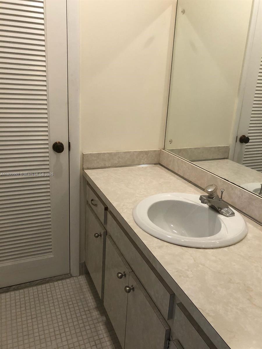 EMERALD HILLS C C APTS CO - Residential