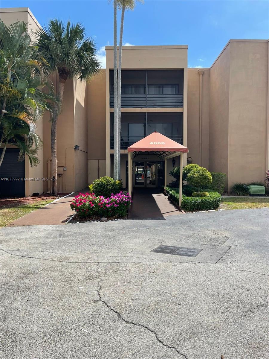 IN DESIRABLE FAIRWAYS OF EMERALD HILLS, LOCATED ON THE 3RD FLOOR, 2 BED/ 2.5 BATH LARGE AND SPACIOUS UNIT, BEAUTIFUL KITCHEN WITH STAINLESS STEEL APPLIANCES, SCREENED IN BALCONY HAS A VIEW OF THE GOLF COURSE. COMPLEX HAS POOLS/GYM/SAUNA. WELL MAINTAINED!. CLOSE TO PLACES OF WORSHIP, PARKS, SHOPPING, SCHOOLS, ETC. EASY TO SHOW