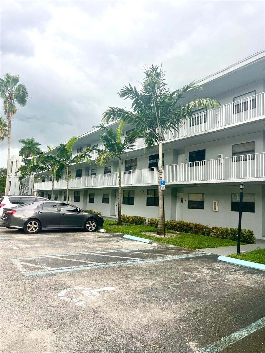 GREAT DEAL ON LARGE AND REMODELED 2/2 IN GREAT AREA.