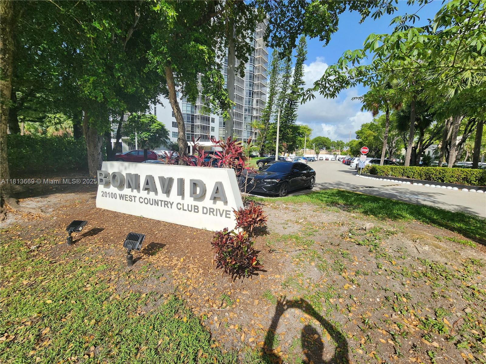 Rental Property at 20100 W Country Club Dr 508, Aventura, Miami-Dade County, Florida - Bedrooms: 1 
Bathrooms: 2  - $2,200 MO.