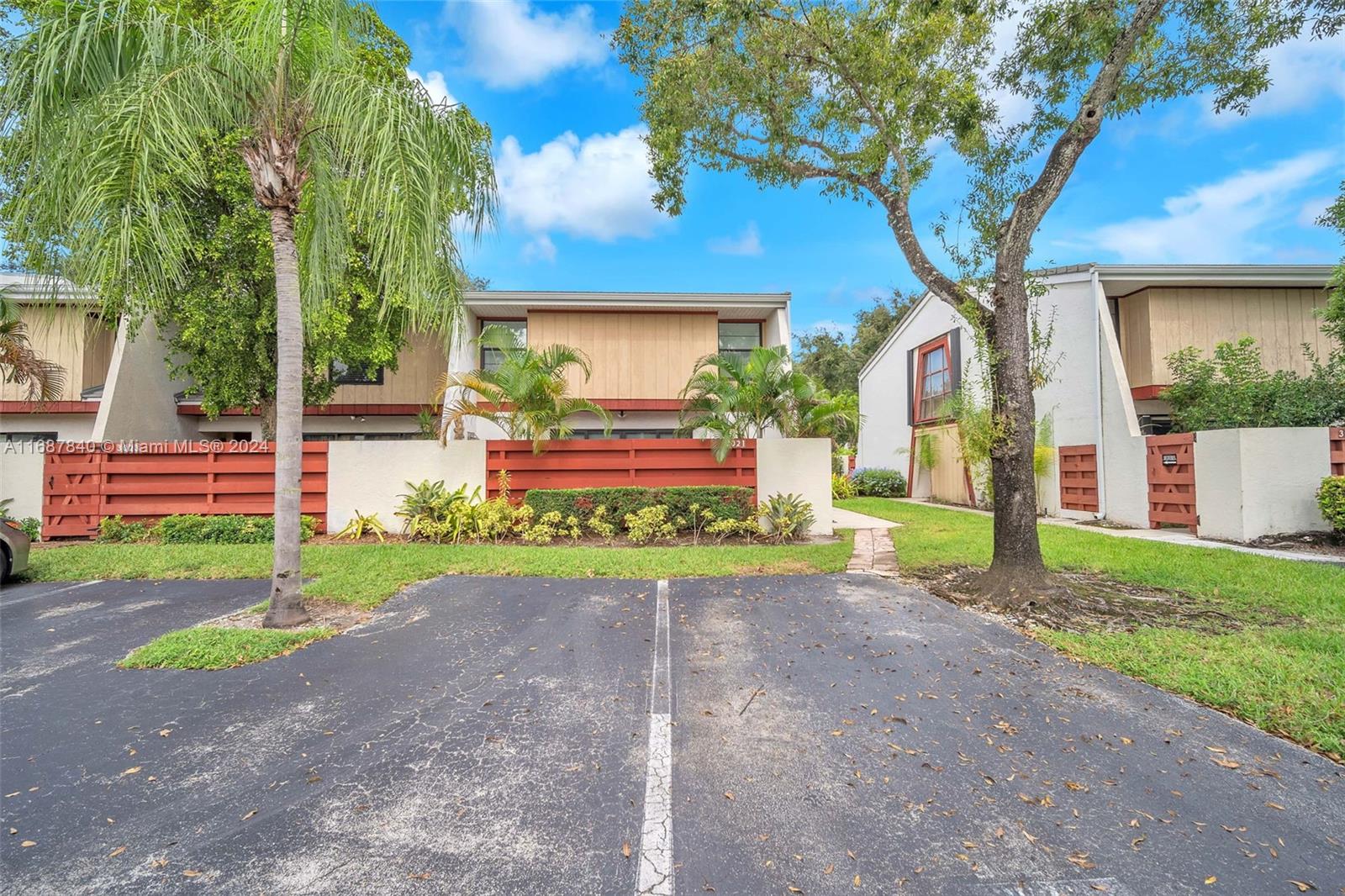 3021 Oaktree Ln 280, Hollywood, Broward County, Florida - 3 Bedrooms  
3 Bathrooms - 