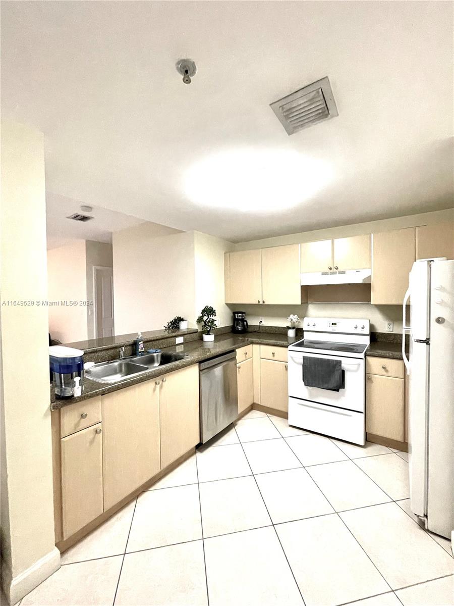 SHAMROCK BY THE GABLES CO - Residential Lease